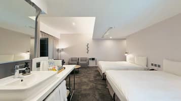 Family Quadruple Room | Desk, free WiFi, bed sheets