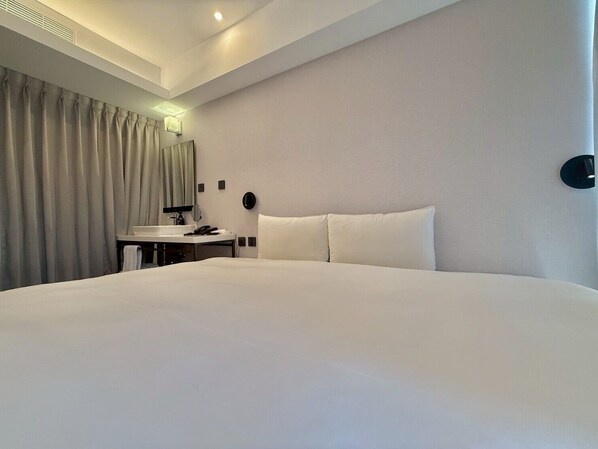 Kamar Double Basic | Meja kerja, Wi-Fi gratis, dan seprai linen