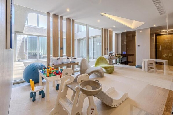 Zona de juegos infantil cubierta