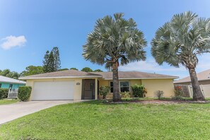 Exterior - Charming 3-bedroom pool home with fast WiFi, AC in awesome Port St. Lucie. (Port St. Lucie)