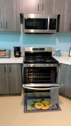 Four à micro-ondes, un four, surface de cuisson, lave-vaisselle