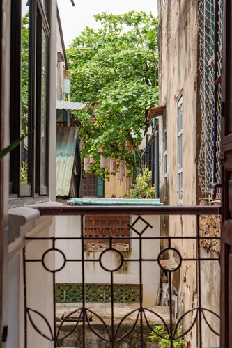 Train Street View- Hanoi Old Quarter- Tranquil Nest with King-sized bed