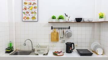 Réfrigérateur, micro-ondes, plaque de cuisson, bouilloire électrique