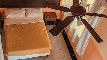 Espacio para trabajar con laptop y wifi gratis