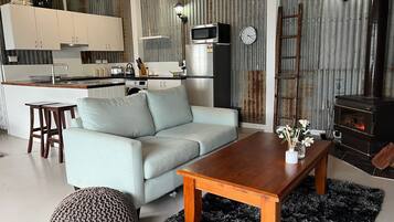 Smart TV, fireplace