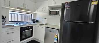 RedFlamesRetreat/Free WIFI & Parking/Family Friendly/Walk to Public Transport!