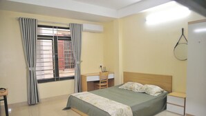 Ein Schlafzimmer mit einem Bett, einem Schreibtisch und einem Stuhl.