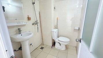 Superior Double Room | Bathroom | Free toiletries, hair dryer, towels, soap