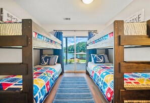 4 bedrooms, WiFi, bed sheets - Lakefront Getaway w/Private Dock, Games and More (Hot Springs)