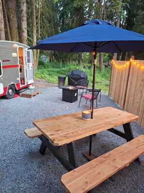 Outdoor dining - LITTLE BETTY WiFi, A/C,FirePit, BBQ (Ashford)
