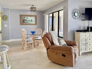 Interior - King bed/OceanVIEW@DaytonaBeach (Daytona Beach Shores)