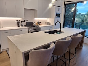 Micro-ondes, four, plaque de cuisson, lave-vaisselle