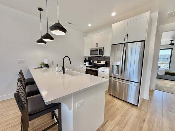 Réfrigérateur, micro-ondes, four, plaque de cuisson