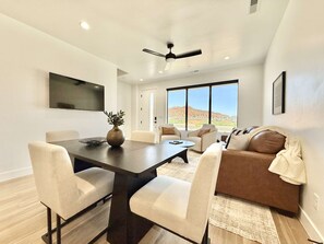 Dining - Modern Luxury Townhome near Zion and Bryce Canyon (Kanab)
