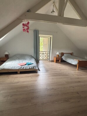 4 bedrooms, iron/ironing board, WiFi, bed sheets