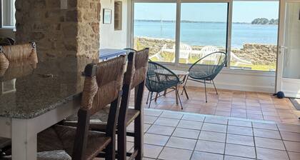 Maison les pieds dans lâeau avec grand jardin clos de murs