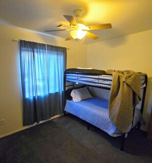 3 Schlafzimmer, Schreibtisch, Bügeleisen/Bügelbrett, kostenloses WLAN