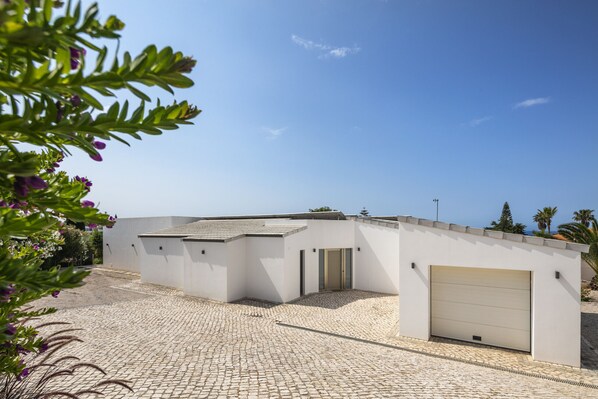 Exterior - Casa Alys - Villa with private pool and sea views (Carvoeiro)