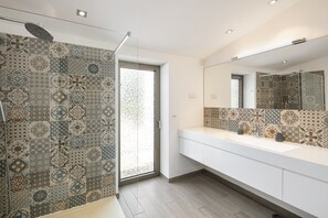 Shower, hair dryer, towels