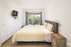 5 bedrooms, in-room safe, iron/ironing board, travel cot - Casa Alys - Villa with private pool and sea views (Carvoeiro)