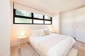 3 slaapkamers, een strijkplank/strijkijzer, wifi, beddengoed