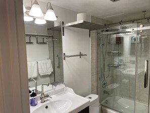 مجففات شعر، مناشف، صابون، ورق حمّام