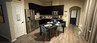 Remote Peace, Minutes from Med Center, NRG and NASA with MIDWEEK SPECIALS!!