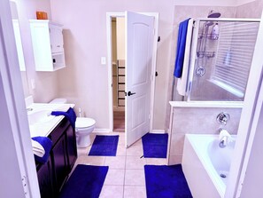 Baignoire à remous, séchoir à cheveux, bidet, serviettes fournies
