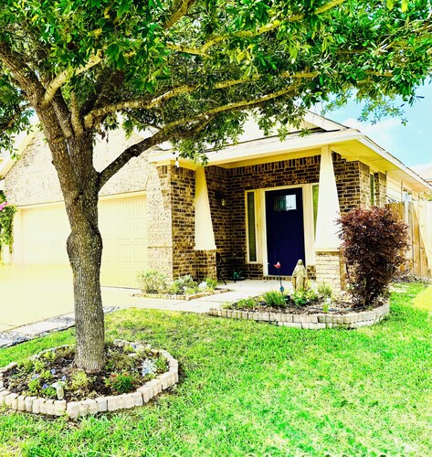 Remote Peace, Minutes from Med Center, NRG and NASA with MIDWEEK SPECIALS!!