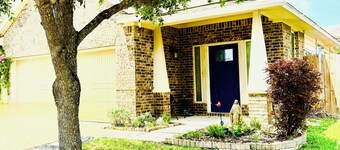 Remote Peace, Minutes from Med Center, NRG and NASA with MIDWEEK SPECIALS!!