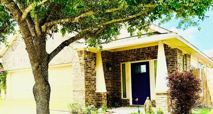 Remote Peace, Minutes from Med Center, NRG and NASA with MIDWEEK SPECIALS!!