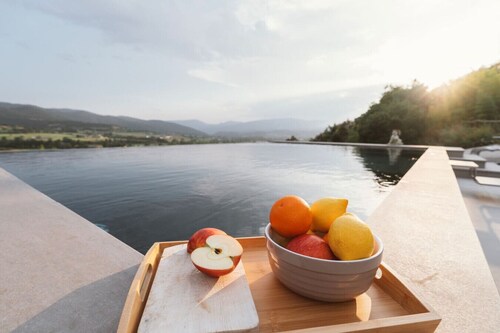 Boutique Farmhouse I Views & Vineyard I Infinity Pool