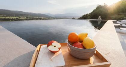 Boutique Farmhouse I Views & Vineyard I Infinity Pool