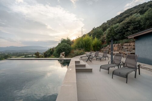 Boutique Farmhouse I Views & Vineyard I Infinity Pool