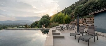 Boutique Farmhouse I Views & Vineyard I Infinity Pool