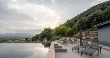 Boutique Farmhouse I Views & Vineyard I Infinity Pool