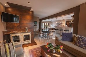 TV, fireplace - Boutique Farmhouse I Views & Vineyard I Infinity Pool (Sant Pere)