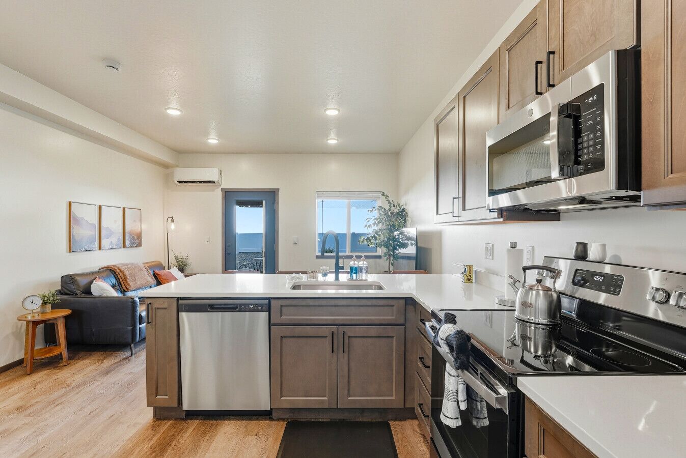 Refrigerador, microondas, horno y parrilla de estufa 