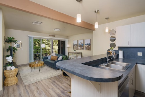 2BR Loft–5 Min to Lake&Downtown