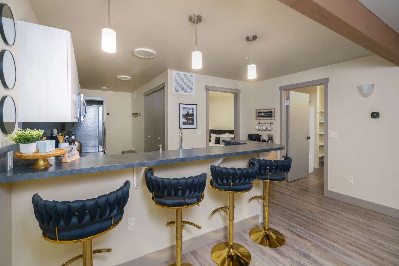 Kjøleskap, mikrobølgeovn, ovn og kokeplater