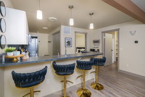 Réfrigérateur, four à micro-ondes, un four, surface de cuisson