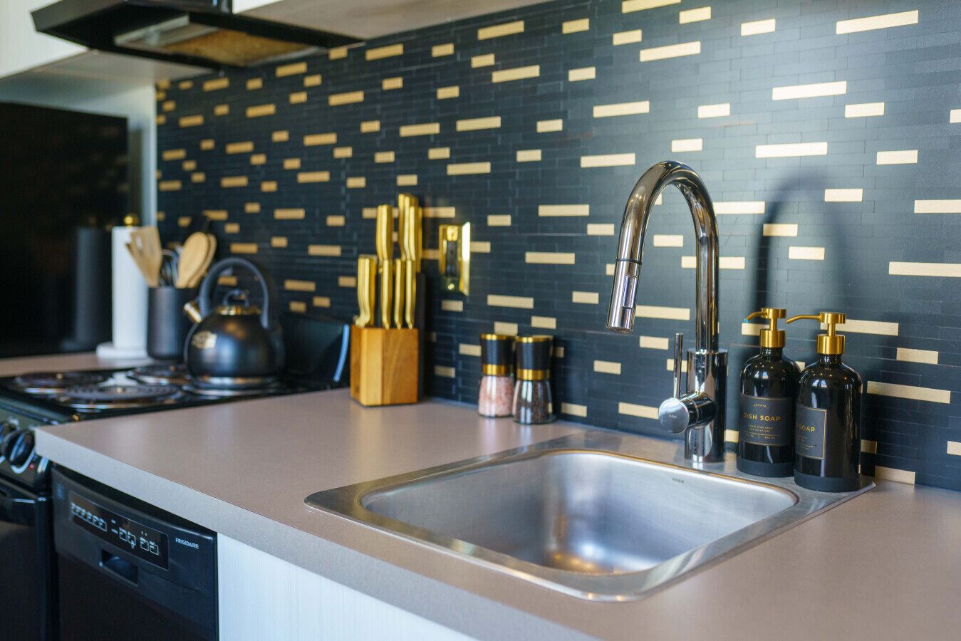 Refrigerador, microondas, horno y parrilla de estufa 