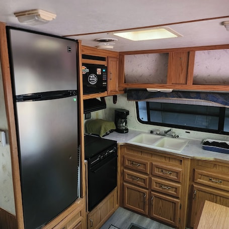 Ovn og kokeplater. The Jayco - Cozy Camper on a lake in Presque Isle - Wisconsin's last wilderness