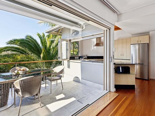NEW Beachside Treehouse Villa! Park, Blue pool & Beach Access A/C, WiFi, bbq +++