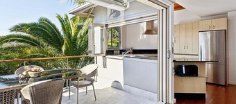 NEW Beachside Treehouse Villa! Park, Blue pool & Beach Access A/C, WiFi, bbq +++