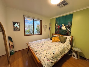 5 bedrooms, iron/ironing board, WiFi, bed sheets