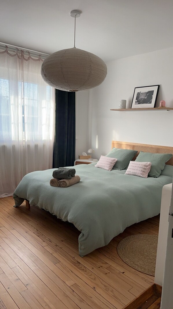 3 bedrooms, iron/ironing board, WiFi, bed sheets