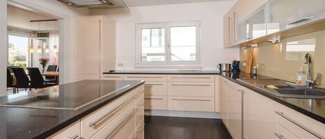 Kühlschrank, Mikrowelle, Ofen, Geschirrspüler