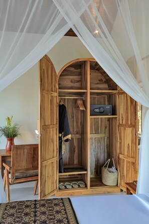 Armoire