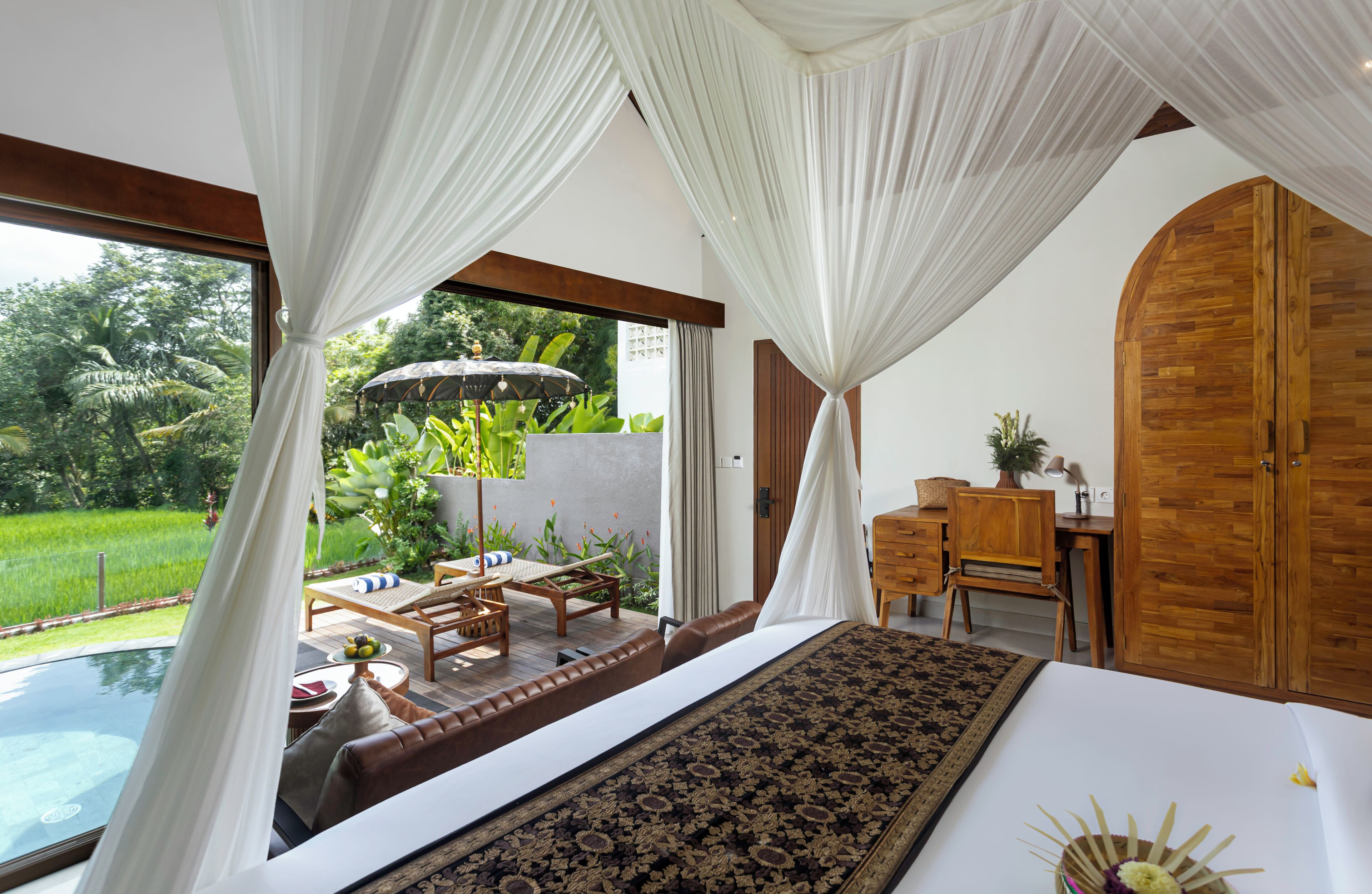 Hochwertige Bettwaren, Betten mit Memory-Foam-Matratzen, Minibar